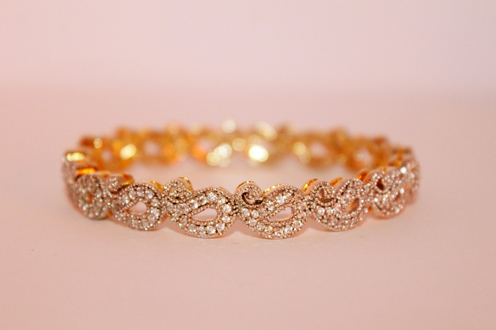 Gold bracelet with stone-set links